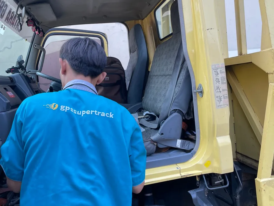 Teknisi gpssupertrack memasang GPS Tracker di kabin kendaraan