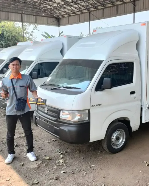 Teknisi gpssupertrack memasang GPS Tracker pada armada truk perusahaan